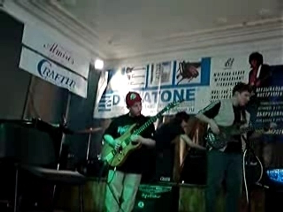 Bambino di 8 anni che suona da Dio la chitarra!!!!!!