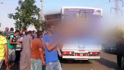 بالفيديو.. سيارة توزع منشطات جنسية على المواطنين بالشوارع