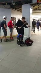 Un musicien joue le générique de Game of Thrones dans le métro