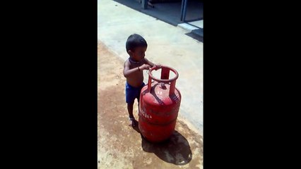 whatsapp funny videos 2015 2016 | small baby try to take cylinder | whatsapp funny videos