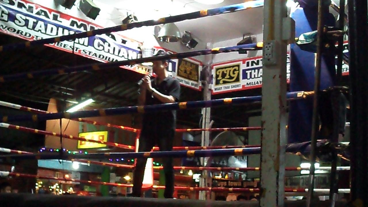 Boxe Thaï Rituel du début des combats, présentation du musicien, flûtes javanaise