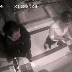 Il harcèle une femme dans l ascenseur. Mauvaise idée mec !!!!