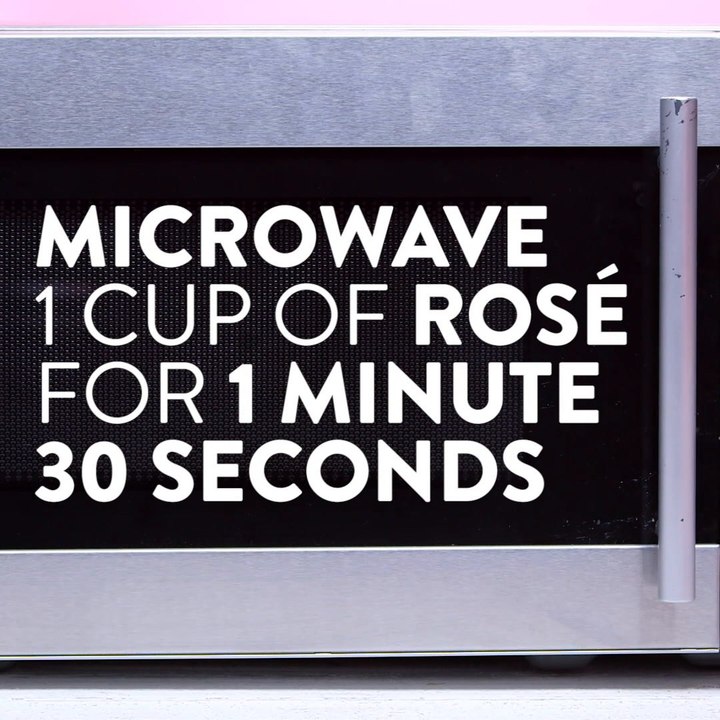 Magnolia Bakery's Mesmerizing Hack For Icing Hibiscus Flower Cupcakes