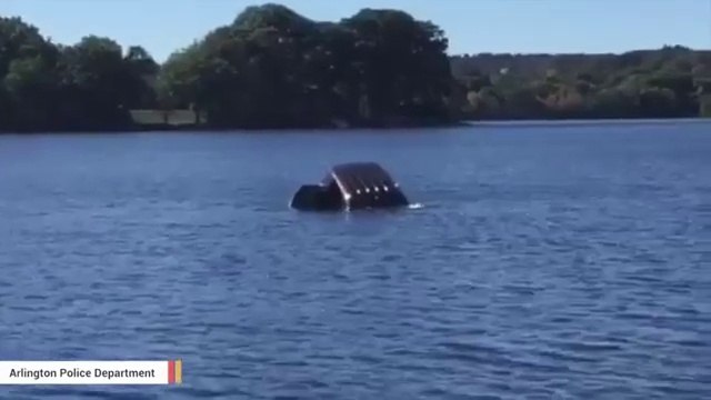 Une femme piégée dans sa voiture en train de couler, sauver par un passant