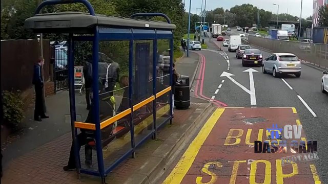 Ce chauffeur de bus sauve un jeune qui se fait voler son vélo par 4 racailles!