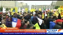Miles de chilenos marcharon este domingo en rechazo a cambios en el sistema de jubilación
