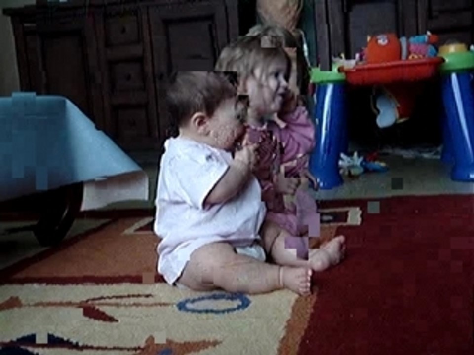 bebe fan de heavy metal (sans trucage, musique d'origine)