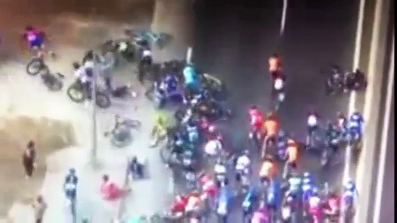 O!NO-Huge-Dangerous-crash-Tour-de-France-opener no body can see this