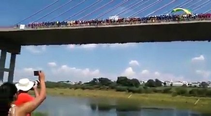 Si buttano dal ponte tutti nello stesso momento da un ponte