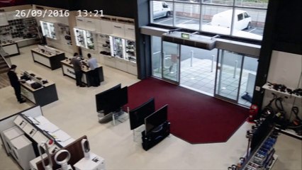 L'homme le plus maladroit du monde dans un magasin d'électroménager