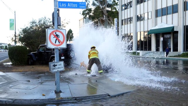 Une jeep défonce une bouche à incendie.... Reste à couper l'eau!!!