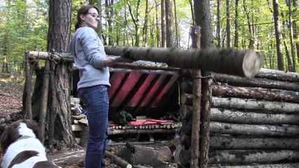 Elle construit un super abri de forêt juste avec une hache ! Survivor