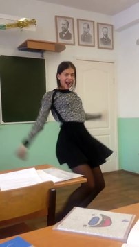 Cette russe de 18 ans danse en classe de lycée comme une folle
