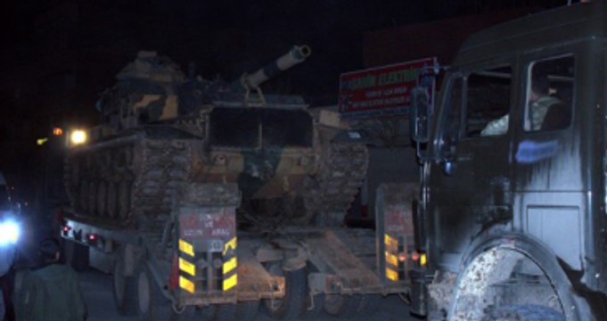 Silopi Irak Sınırına Gece Tank ve Zırhlı Araç Sevkiyatı Yapıldı