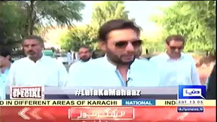 Afridi sings " Main Nikla Gaddi le ke" while on tractor with Wajahat Khan