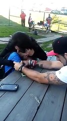 Il annonce à son fils que sa mère est morte