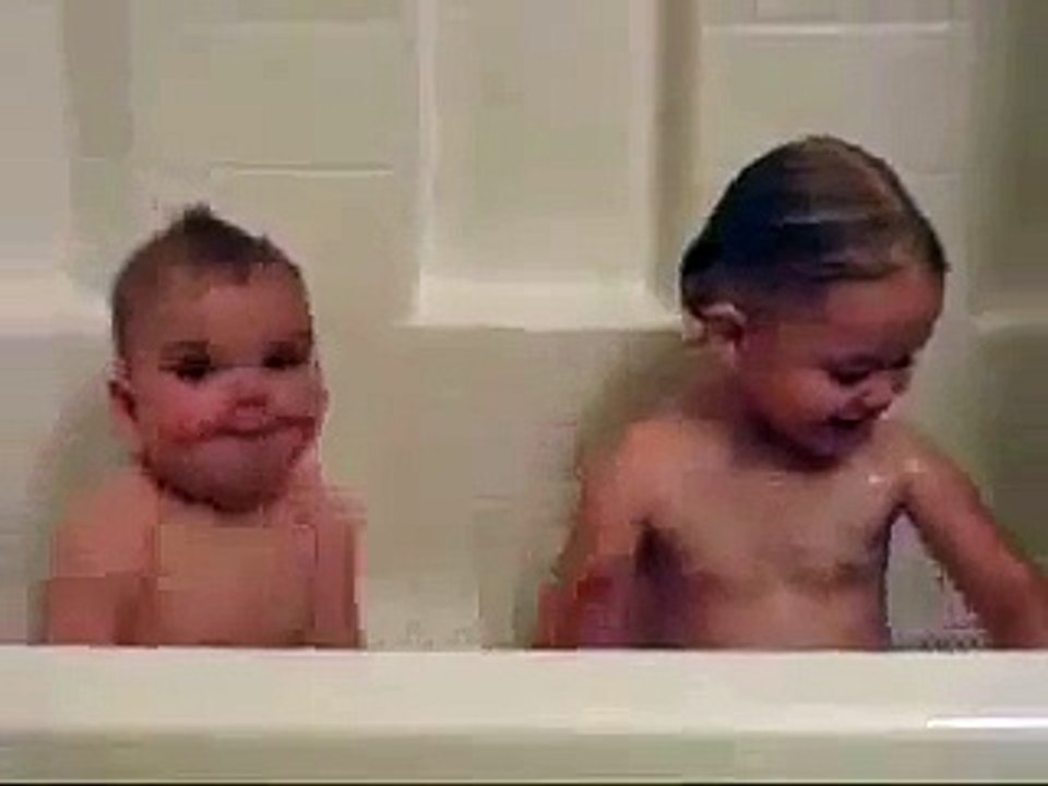 Funny Baby taking Bath !-xTmWXgQDg2s