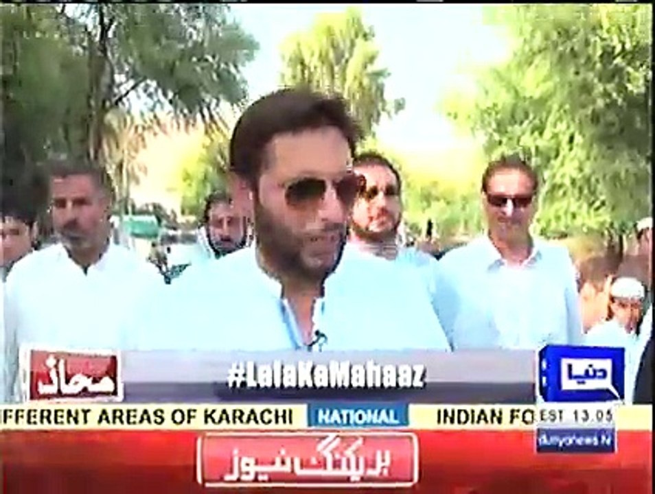 Afridi sings ' Mein Nikla Gaddi le ke' while on tractor with Wajahat Khan .....