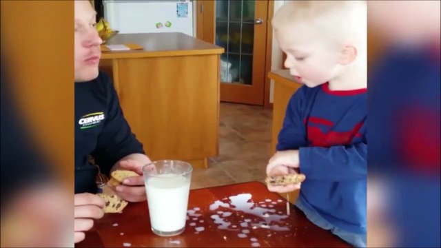 On lui a dit de tremper son cookie dans le lait... Pas de le noyer!