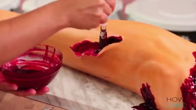 Le gateau Halloween le plus flippant : jambe coupée et asticots