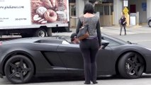 Cette femme vénale va se laisser séduire par la Lamborghini de ce type !
