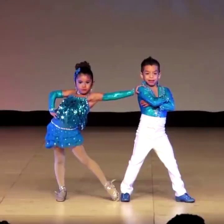 Ces enfants sont les champions du monde de la danse latine. Regardez leur chorégraphie impressionnante lors de la finale