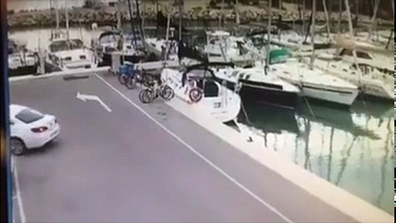 Régis oublie le frein a main