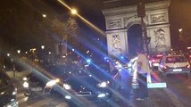 Des centaines de policiers manifestent en pleine nuit sur les Champs-Élysées