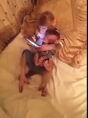Monkey mother's guide her baby how to use cell phone amazig video - dailymotin