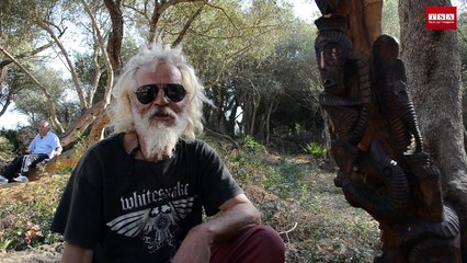 Djelloul Sahli redonne vie à des arbres morts