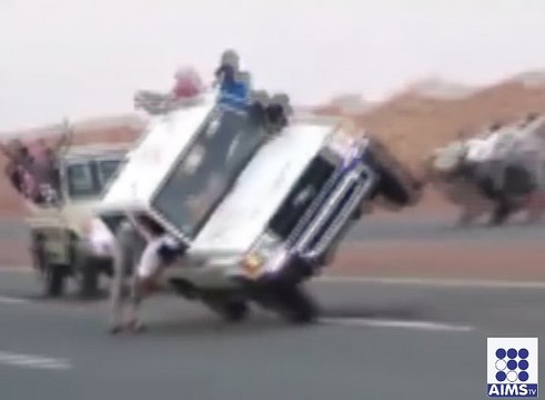 موٹر سائیکل کی ون ویلنگ کے بعد دیکھیے گاڑیوں کی ون ویلنگ