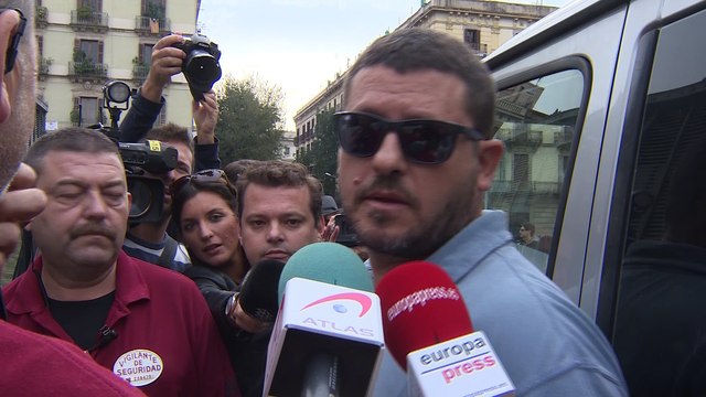 Tiran huevos a la estatua de Franco decapitada