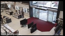 Un homme fait tomber des écrans plats dans un magasin !