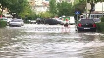 Report TV - Reshje të dendura shiu në Vlorë, përmbyten disa rrugë