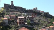 Report TV - Krujë, asnjë ambient argëtimi për fëmijët,detyrohen të mbyllen në shtëpi