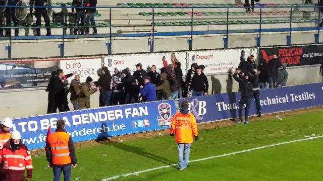 3 flics en civil contre 20 hooligans alors que les CRS regardent!