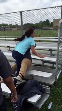 Ce jeune se laisse frapper par une fille et refuse de répliquer !