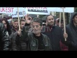 Report TV - Kundër taksës në rrugën e Kombit qytetarët protestë-marshim në Kukës
