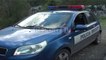 Report TV - Shkopet, bie në greminë makina, shpëtojnë dy të rinjtë