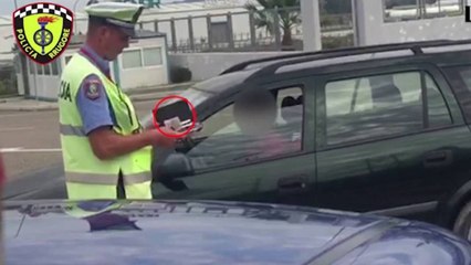 Report TV - Tentojnë të korruptojnë policët Arrestohen pesë drejtues mjetesh