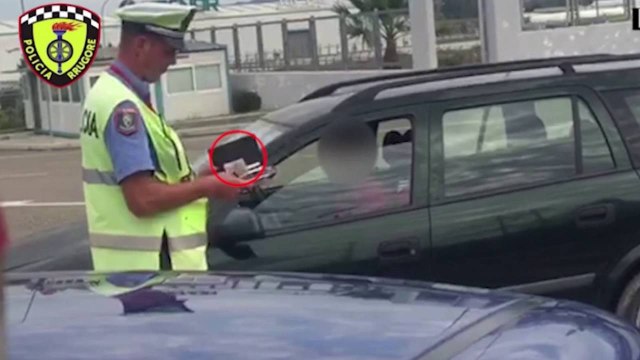 Report TV - Tentojnë të korruptojnë policët Arrestohen pesë drejtues mjetesh