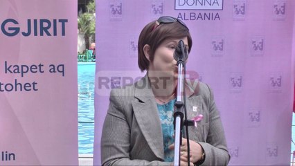 Report TV - Sensibilizimi, gratë presin flokët,i’a dhurojnë atyre që vuajnë nga kanceri
