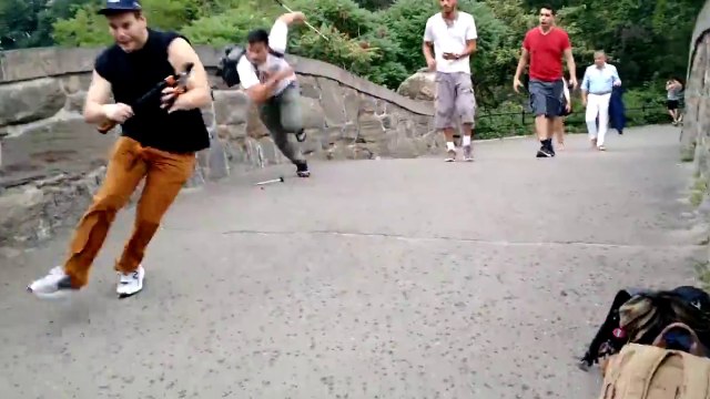 Il s'amuse à couper les perche à selfie aux touristes mdr!