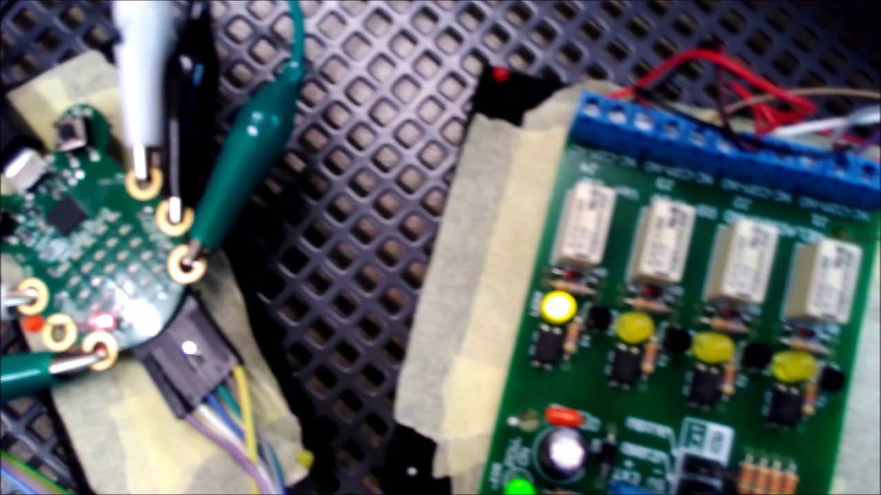 Neu trifft Alt, Roboterarm steuert historischen Relaisrechner, ein Projekt der CompuRama-Radolfzell