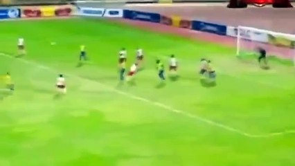 Mira la extraña jugada de un arquero de fútbol que se hizo viral