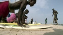 Les surfeurs à l'assaut des vagues du port de Lagos