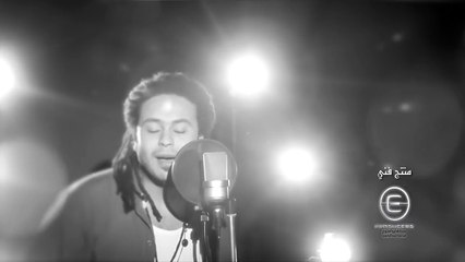 أخفي الهوى ومدامعي تبديه