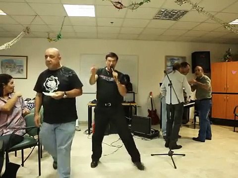 שלמה עוז - בביצוע השיר פומה פומה, מסיבת יום הולדת 60 של צביקה לביד