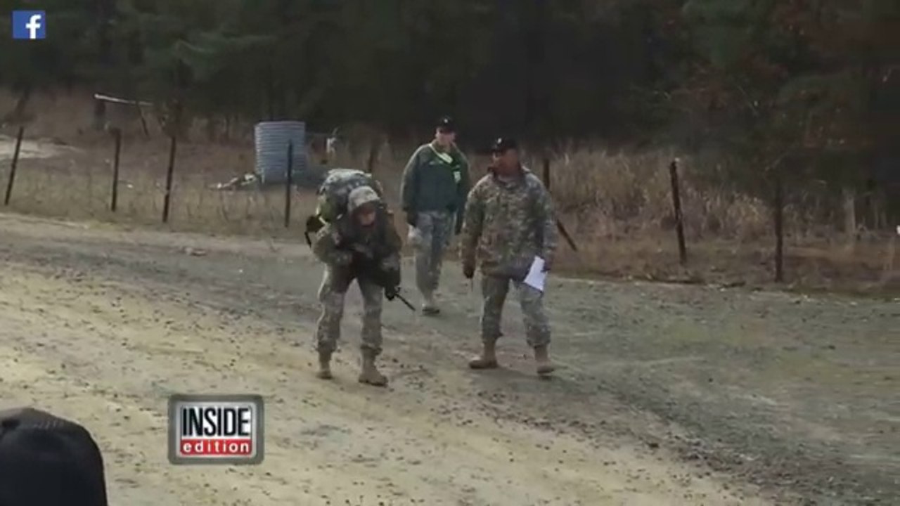 Une femme soldat s'écroule au sol, mais regardez bien comment les hommes la traitent!
