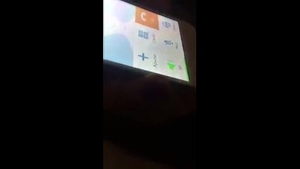 Troller un ami en imitant la voix d'un téléopérateur